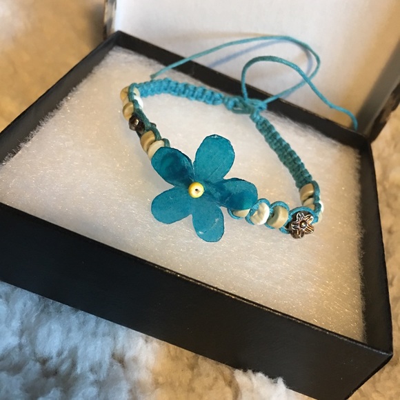 A red and a blue handmade flower bracelets - Picture 4 of 4